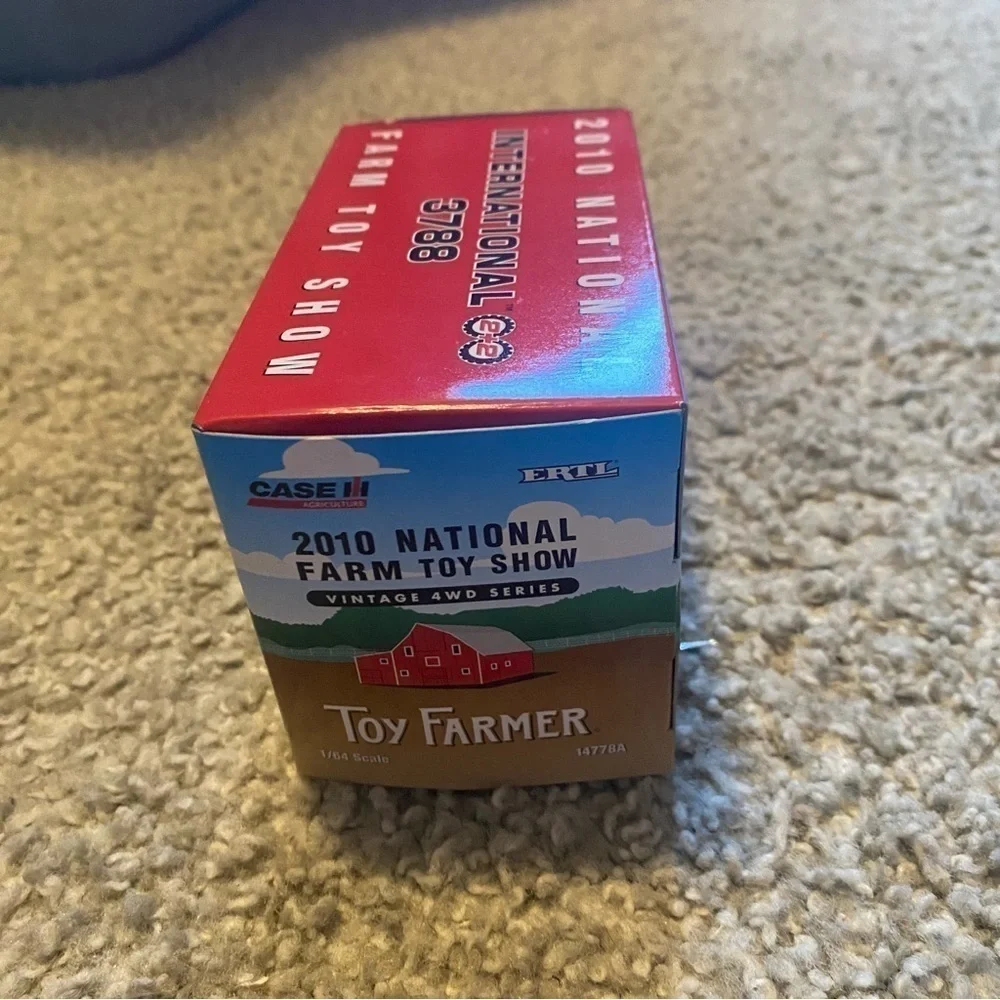2010 National Farm Toy Show VINTAGE 4WD SERIES INTERNATIONAL 3788 Tractor Red